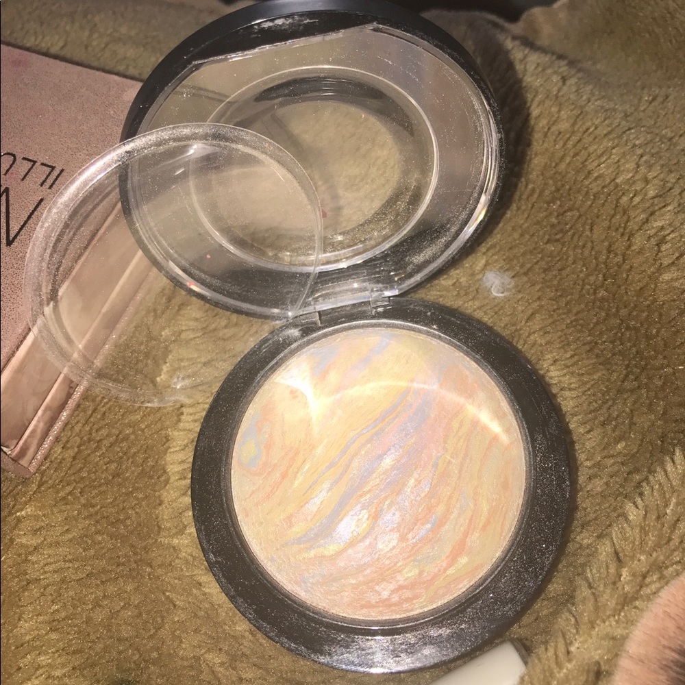 Mac lightscapade mineralize skinfinish.