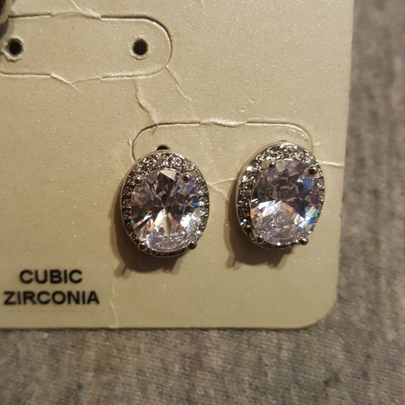 NEW!! Beautiful CZ Earring Set. FIRM - Picture 3 of 8