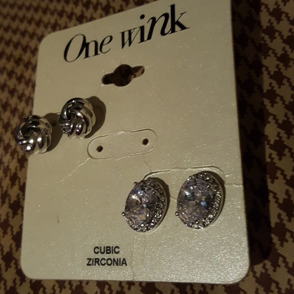 NEW!! Beautiful CZ Earring Set. FIRM - Picture 8 of 8