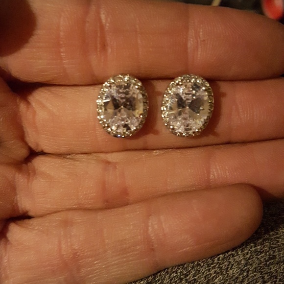 NEW!! Beautiful CZ Earring Set. FIRM - Picture 7 of 8