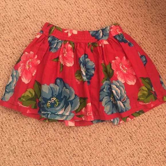Hollister Dresses & Skirts - Floral skirt🌸