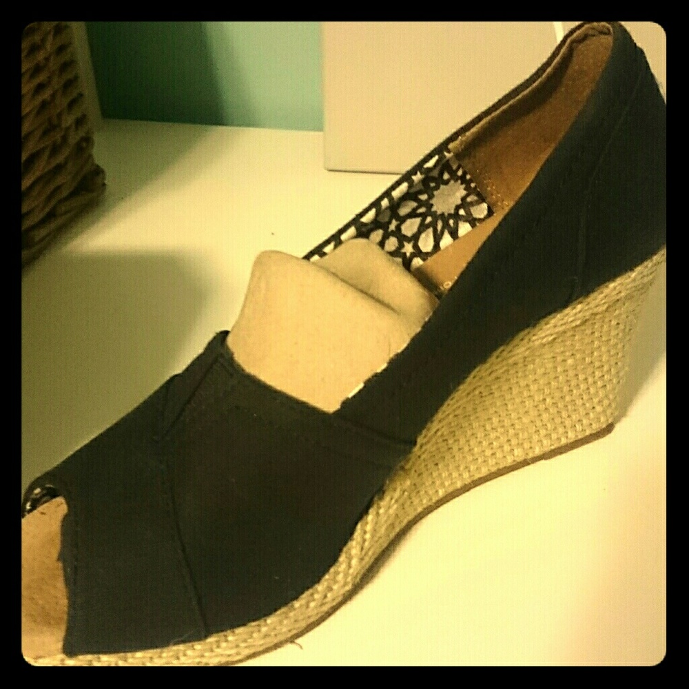 Tom's wedges black size 8