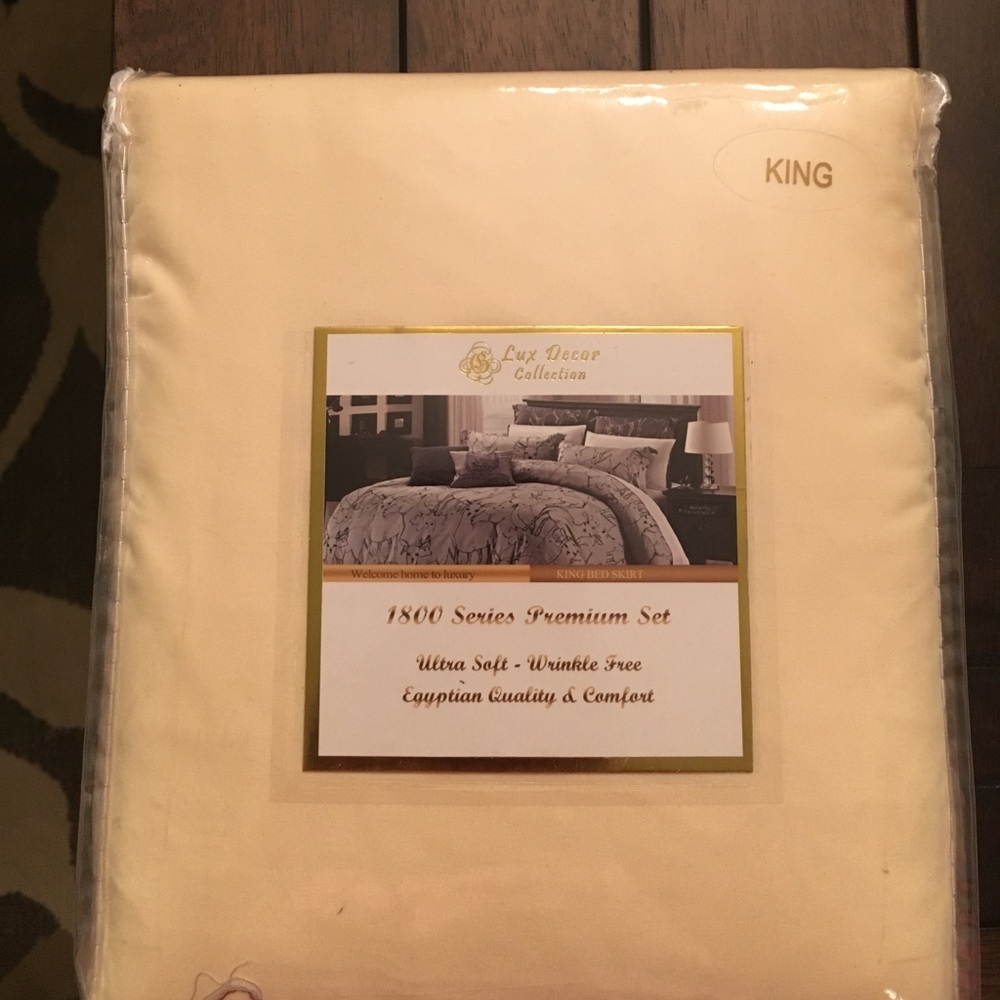 NWT King Bed Skirt