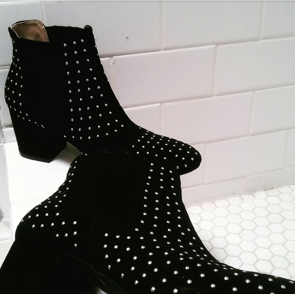 LAST PAIR!!//The Dolly// Black studded Booties - Picture 4 of 6