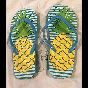 Children's place flip flops. Kid size 3-5.