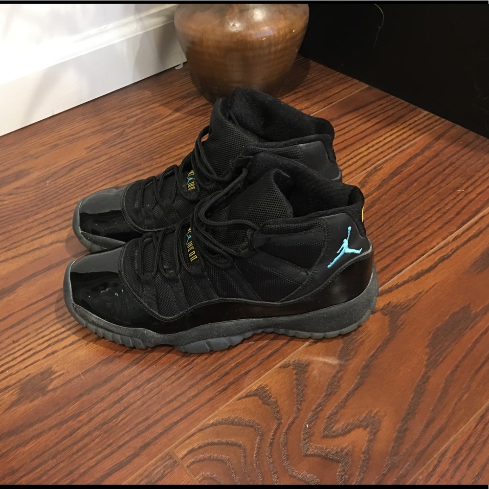 Michael Jordan kids size 6.5 high top all black 11