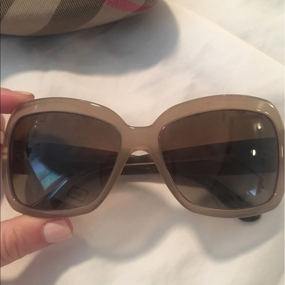 Burberry sunglasses - like new condition! - Picture 2 of 4