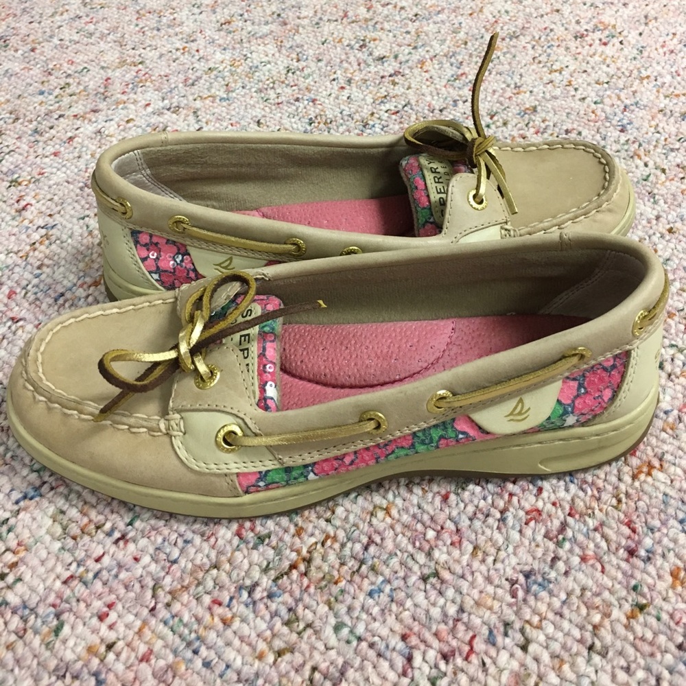 Size 7 rarely worn Sperrys!
