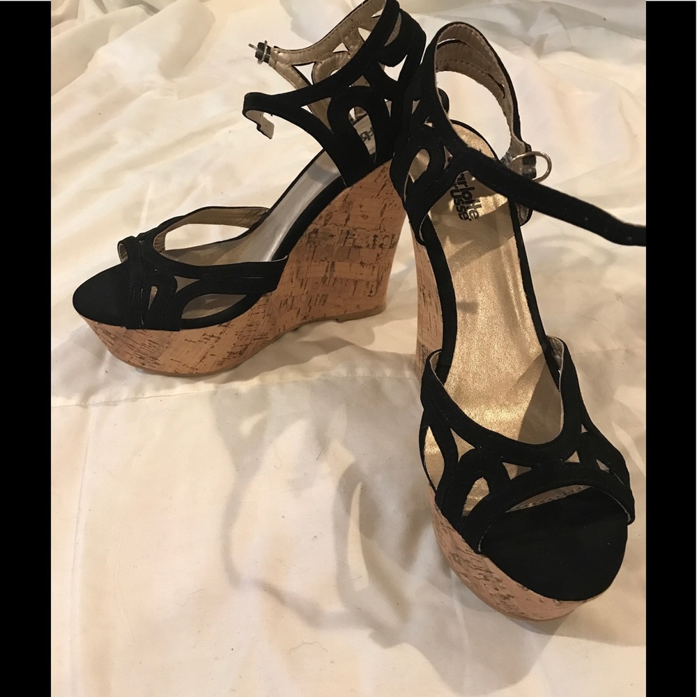 Black wedges