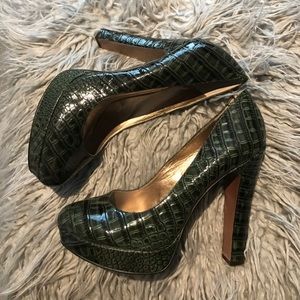 BCBG green round toe platform pumps