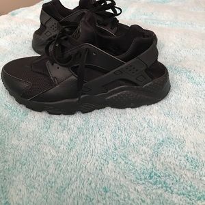 Nike Huaraches.. 7Y