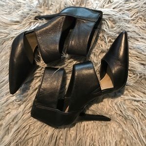 Black leather pointy pumps