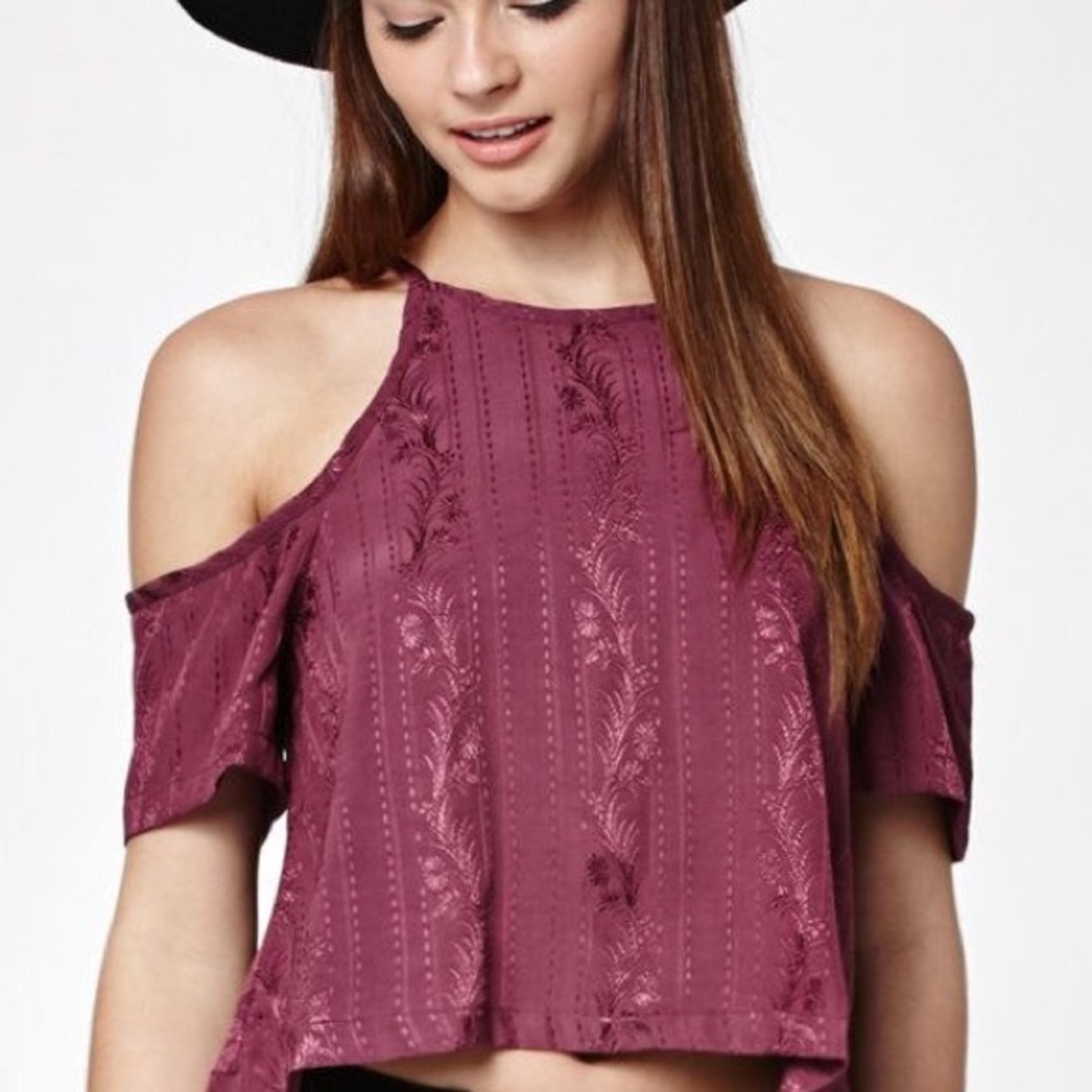 K&K Textured Cold Shoulder Crop