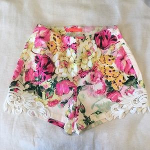 • floral shorts 🌺 •