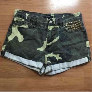 High waisted army shorts w/ stud pocket