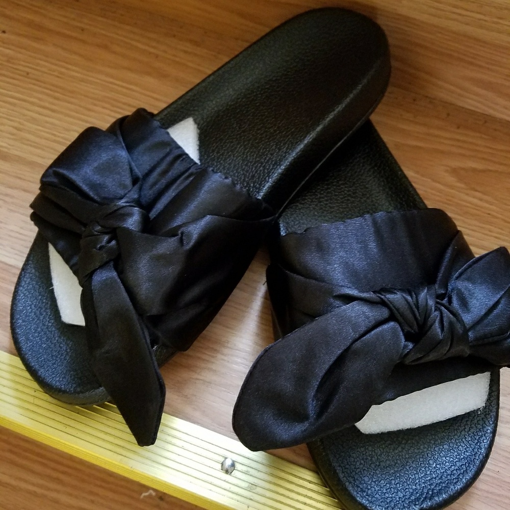 Black bow slides