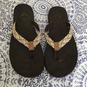 Womens size 6 American eagle flip flops