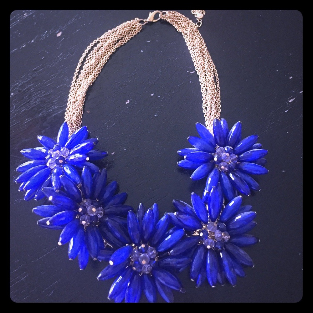Price drop!! Blue flower necklace. Lightly worn!
