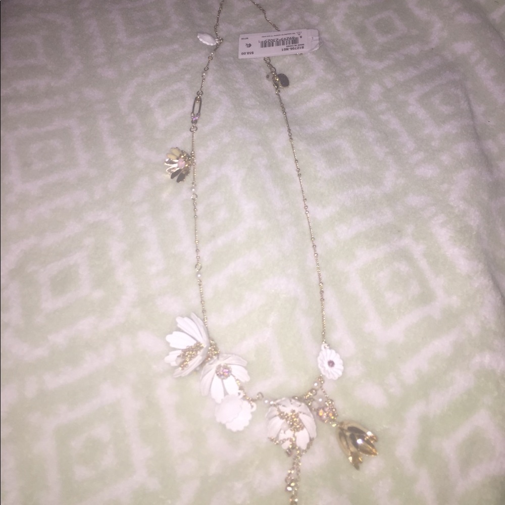 Beautiful 22, 24 inch cluster whiter flowers, gold