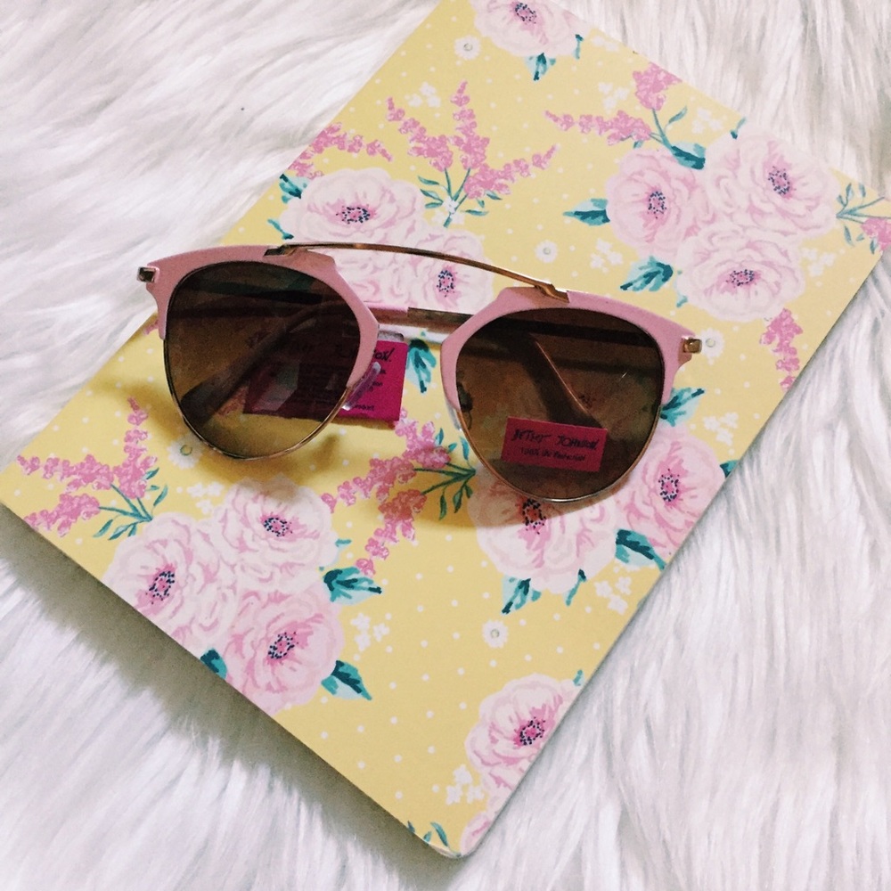 SOLD π | β‘οΈ Betsey Johnson β‘οΈ Sunnies - Picture 2 of 4