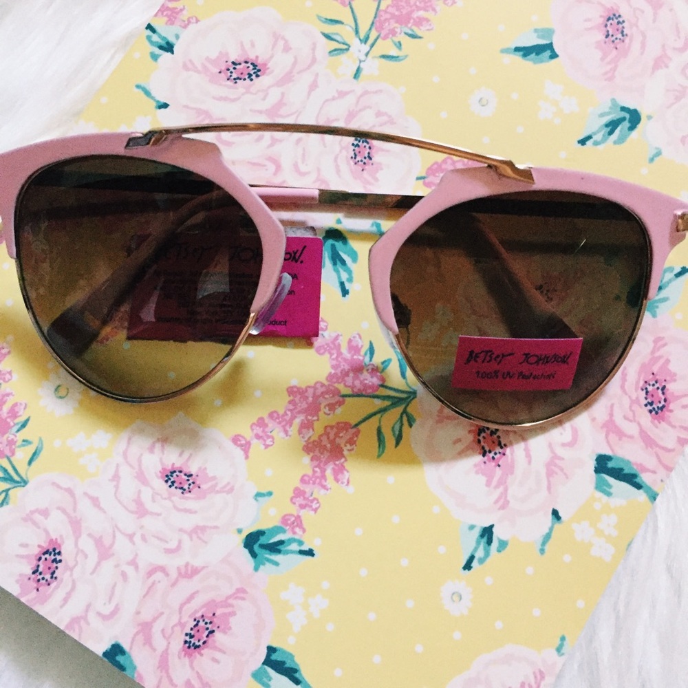 SOLD π | β‘οΈ Betsey Johnson β‘οΈ Sunnies - Picture 1 of 4