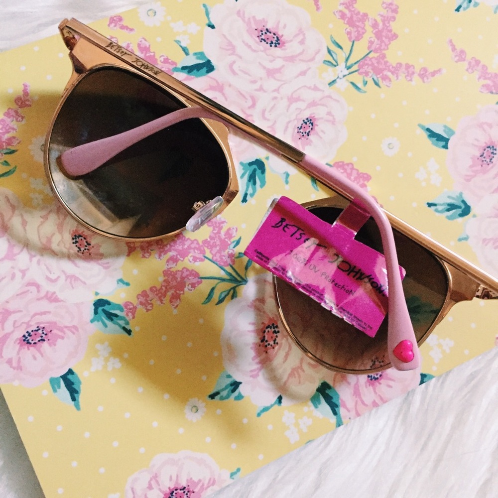 SOLD π | β‘οΈ Betsey Johnson β‘οΈ Sunnies - Picture 3 of 4