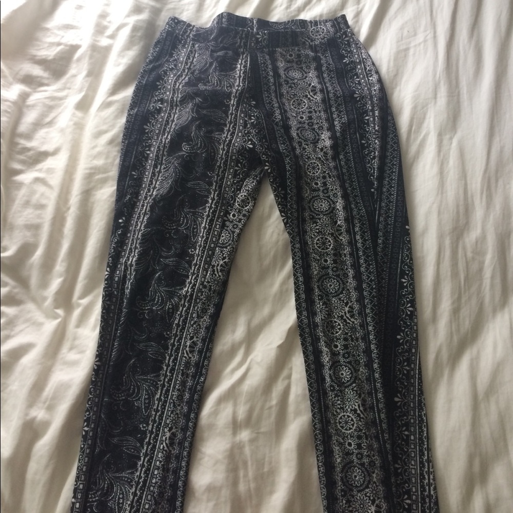 Black and white print yoga pant style pants