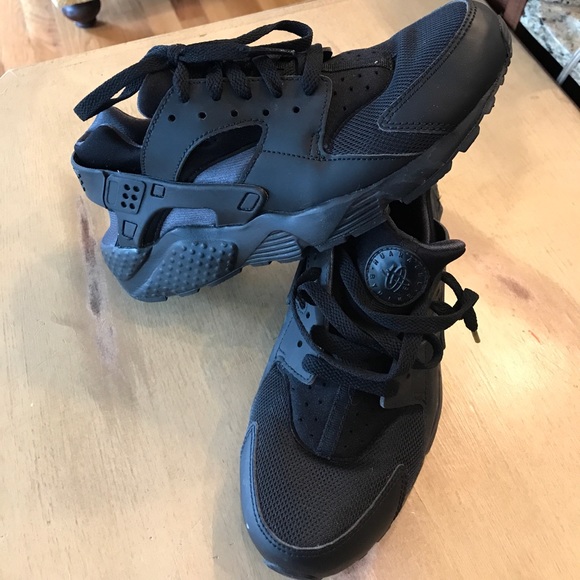 Nike Shoes - Nike Hurache 🎉HP🎉