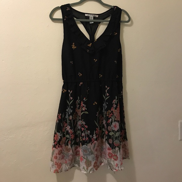 Black & floral v-neck dress || American Rag - Picture 1 of 3