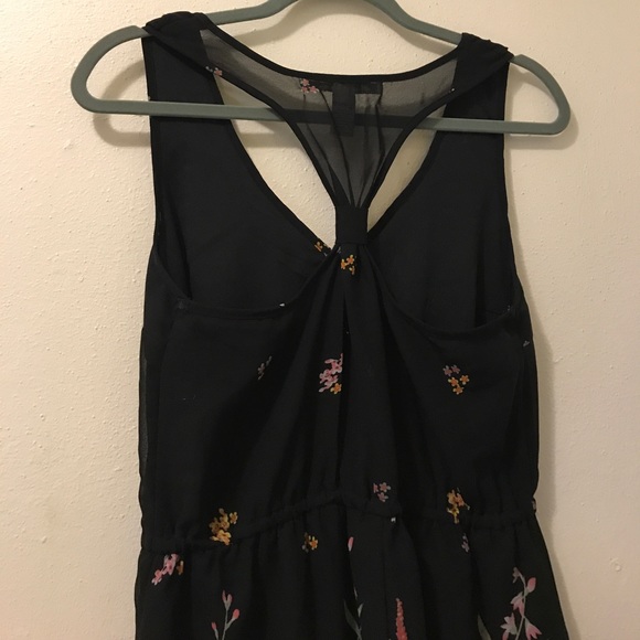 Black & floral v-neck dress || American Rag - Picture 2 of 3