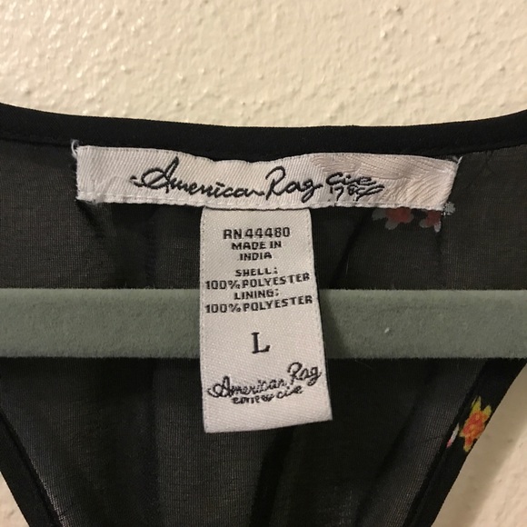 Black & floral v-neck dress || American Rag - Picture 3 of 3