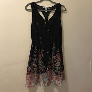 Black & floral v-neck dress || American Rag