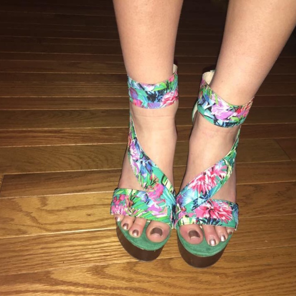 Floral wedges