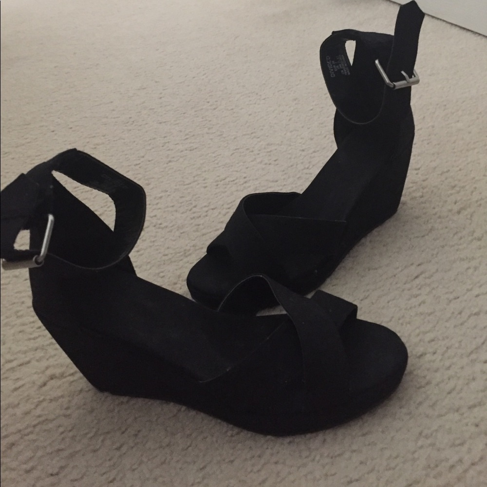 Divided wedge sandals