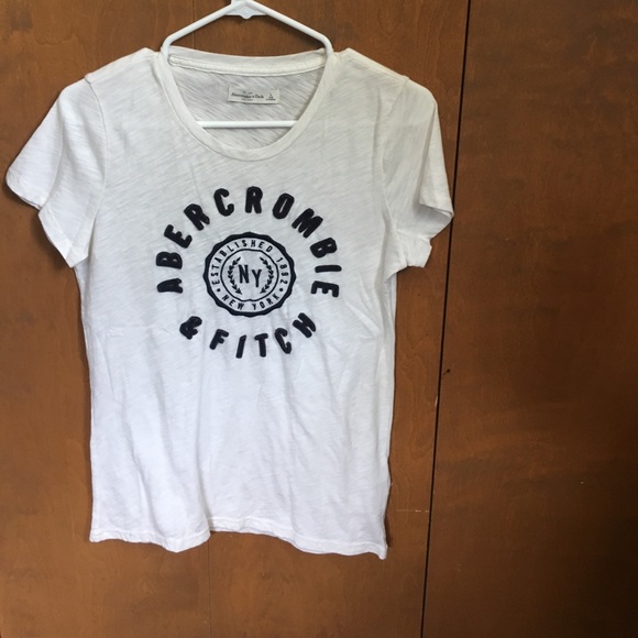 Abercrombie and fitch t shirt fits smaller - Picture 1 of 3