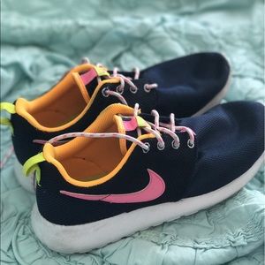 Nike Roshe Run Sneakers