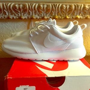 BRAND SPANKING NEW WHITE NIKE ROSHES (WOMEN'S)