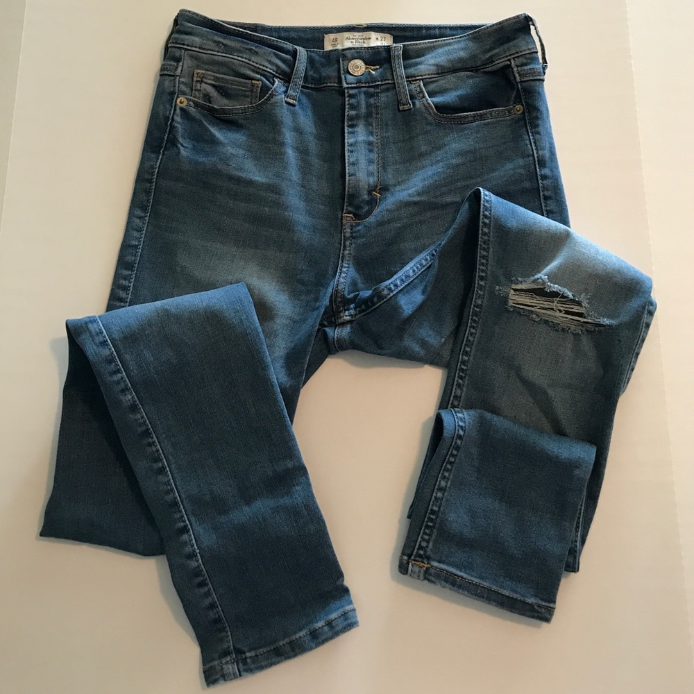 A&F slightly distressed jeans - Picture 2 of 4