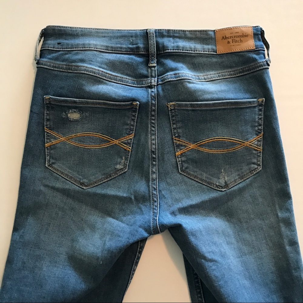 A&F slightly distressed jeans - Picture 4 of 4