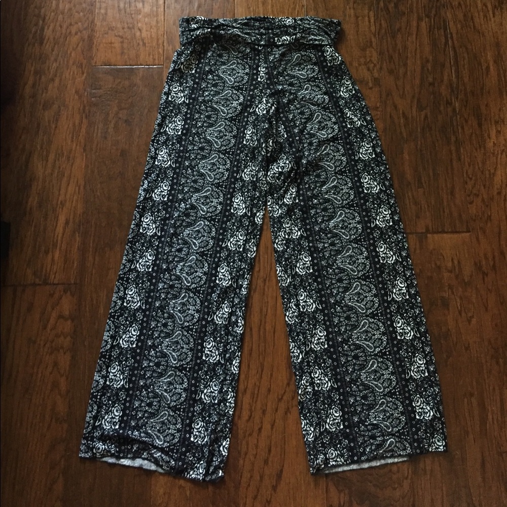 Black and blue flower print lounge pants