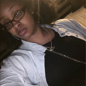 Meet your Posher, Mona