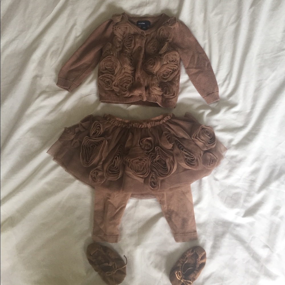 Baby gap ruffle outfit size 3-6 months