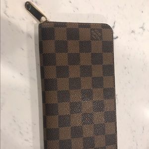 Louis Vuitton Zippy Wallet