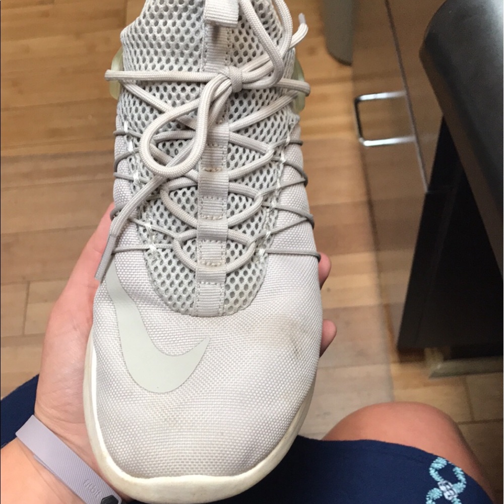 Women's tennis shoes
