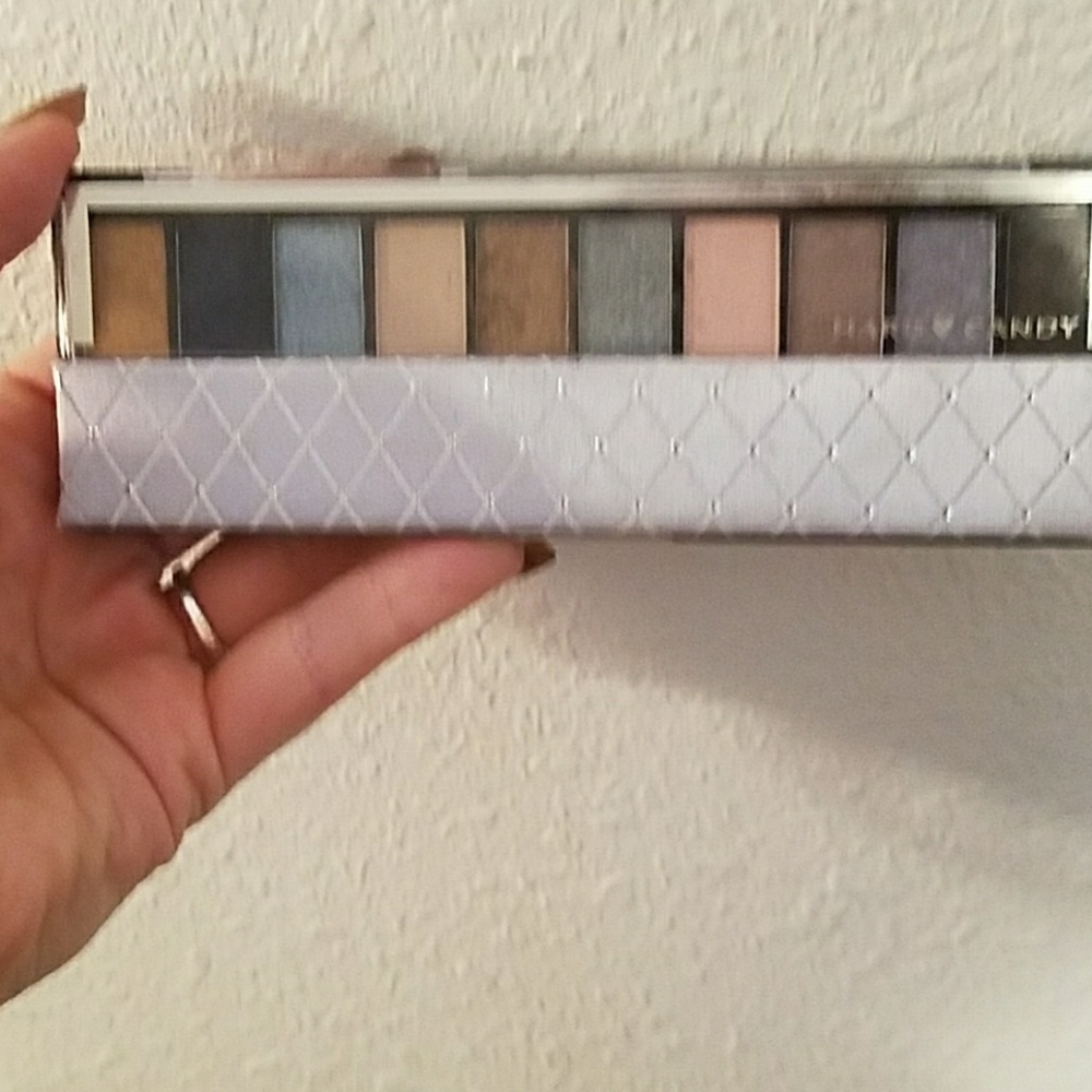 Hard candy rich and famous pallette