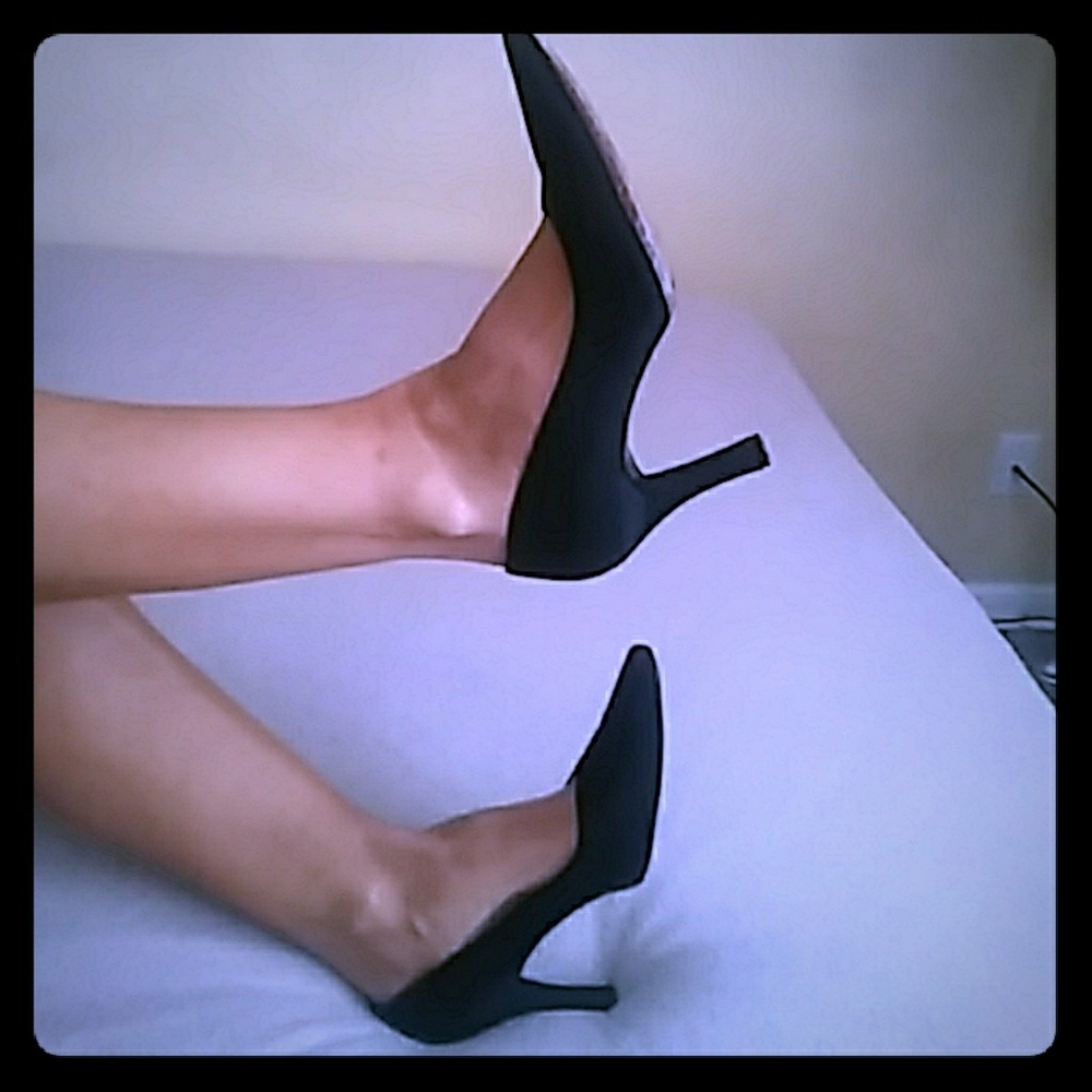 STUART WEITZMAN. 2 1/2" PUMPS