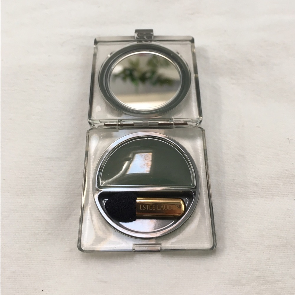 Estée Lauder eyeshadow in forest matte