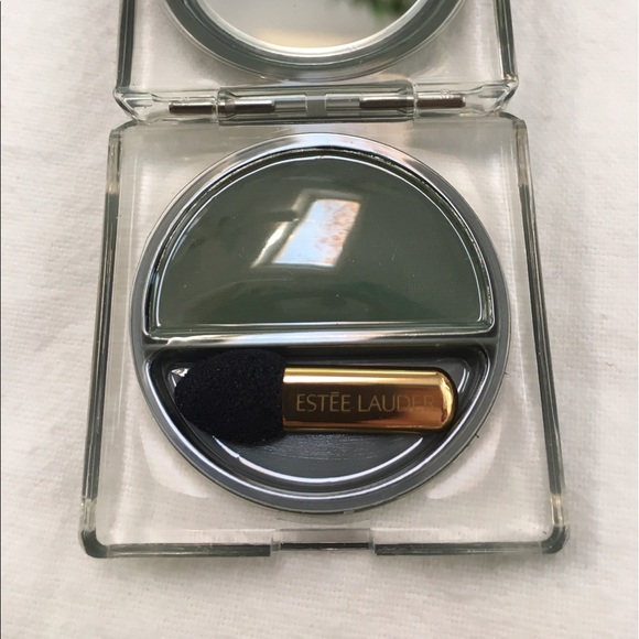 Estée Lauder eyeshadow in forest matte - Picture 2 of 4