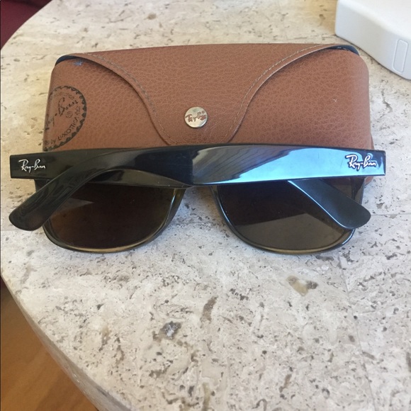 Like new! Ray-Ban Wayfarer sunglasses.