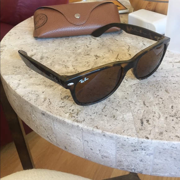 Like new! Ray-Ban Wayfarer sunglasses.